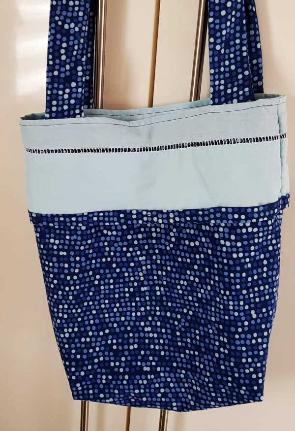 Einkaufstasche mit blauen Punkten
