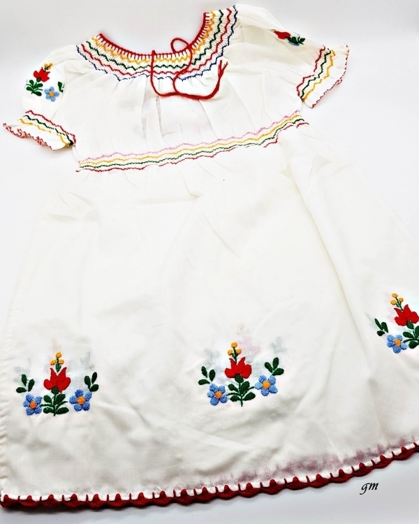 ungarische Tracht, Mädchenkleid