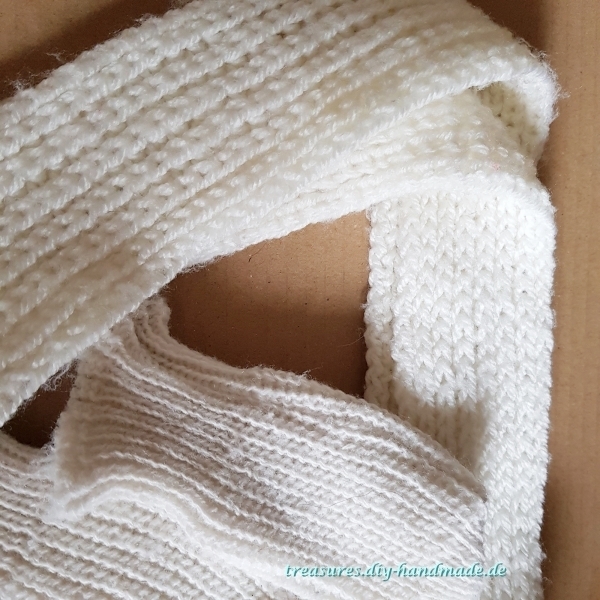 Babyhandschuhe und Schal